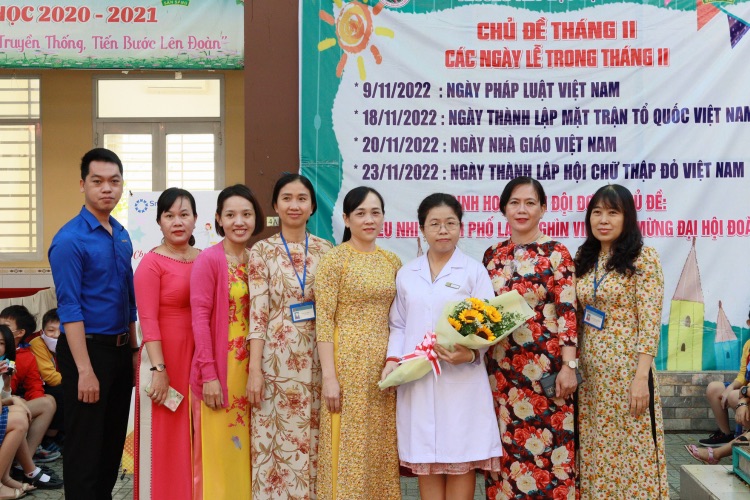 Đại diện Nha Khoa Smile HT nhận hoa cùng các giáo viên trong buổi chăm sóc răng miệng tại trường tiểu học