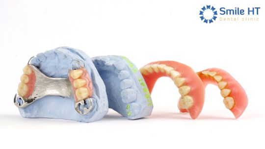 Các mẫu hàm răng giả tháo lắp trên nền trắng